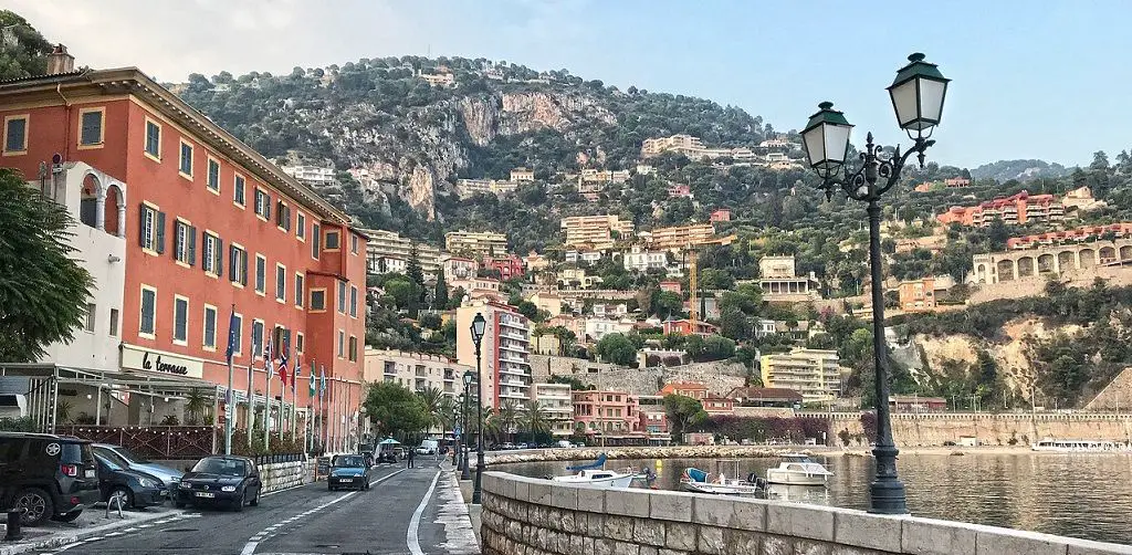 Vista de la montaña tras Saint Tropez - Viajar a la Costa Azul
