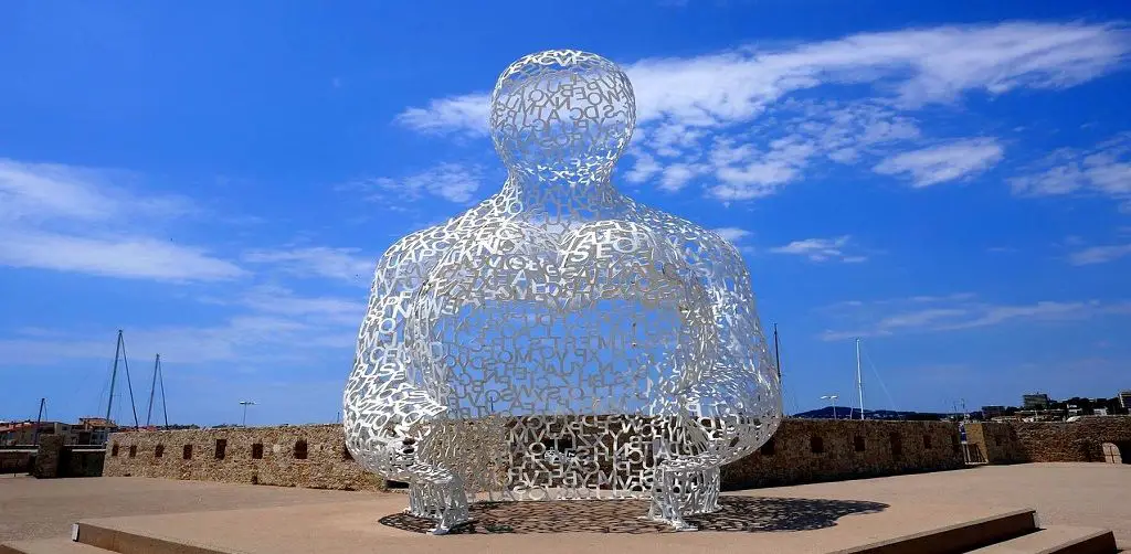 escultura de Jaume Piensa en Antibes