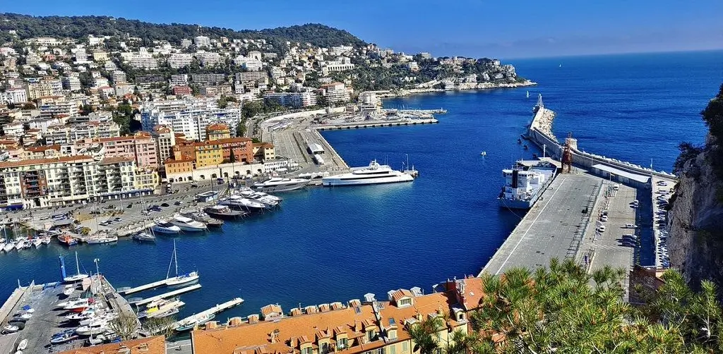 Vista del puerto de Niza - una semana en la costa azul