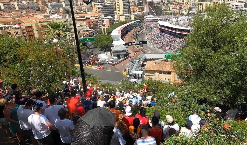 Multitud de aficionados en la zona de Admisión General "La Roca" viendo el Gran Premio de Mónaco.