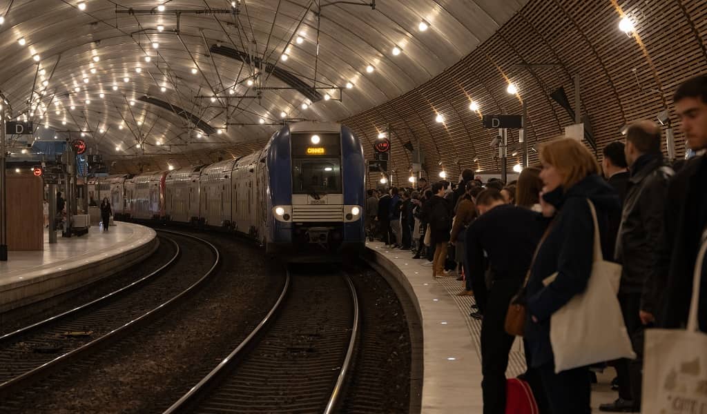 Interior de la moderna estación de tren de Mónaco-Monte Carlo, principal acceso al circuito