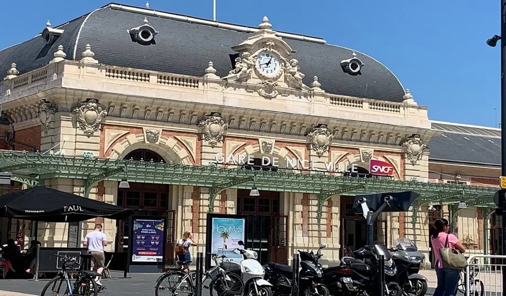 Tren llegando a la estación de Niza (Gare de Nice-Ville) para el traslado al GP de Mónaco