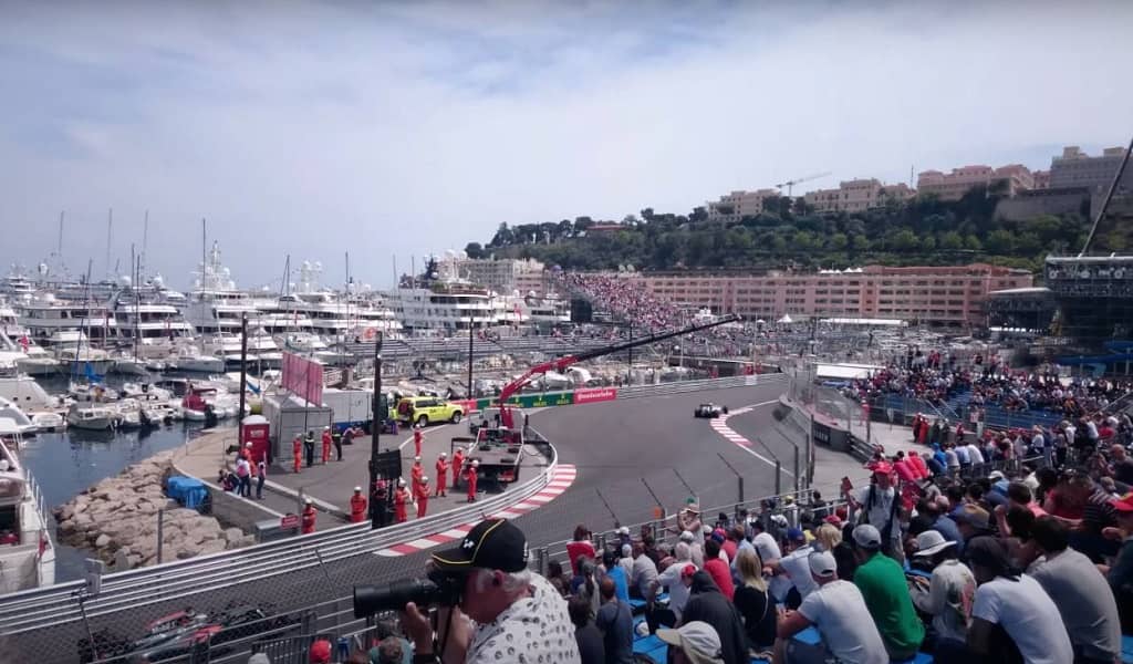 Vistas desde la Tribuna K en el Gran Premio de Mónaco F1, mostrando la pista y los yates del puerto